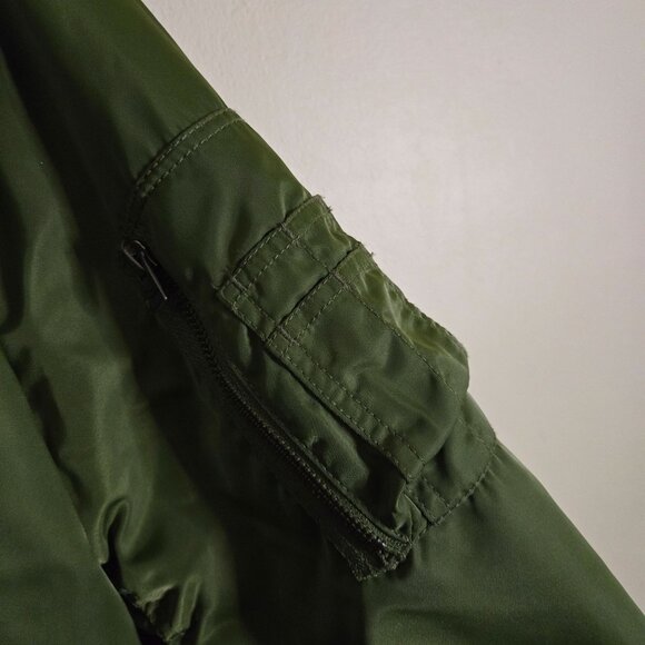 Aritzia TNA Brea Bomber Olive Green Full Zip Pockets Oversized Insulated Size XS - Picture 9 of 12
